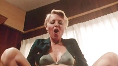 Zaobljena žena s besplatno porno film kosom gavrana skida bikini na kožnoj sofi